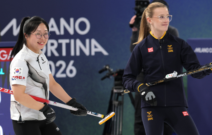 기타 춤 추는 한국 김선영, 스웨덴 이사벨라(오른쪽). 연합뉴스
