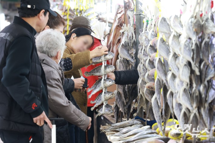 설 연휴를 앞둔 11일 서울 동대문구 청량리종합시장을 찾은 시민들이 장을 보고 있다.