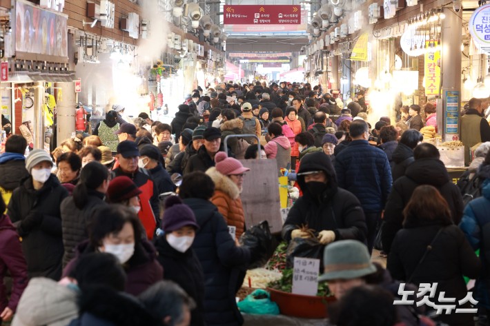 설 연휴를 앞둔 11일 서울 동대문구 청량리종합시장을 찾은 시민들이 장을 보고 있다.
