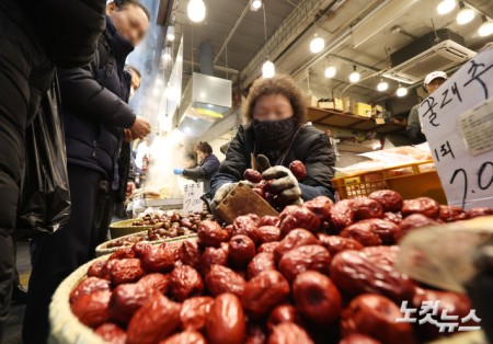 설 연휴를 앞둔 11일 서울 동대문구 청량리종합시장을 찾은 시민들이 장을 보고 있다.