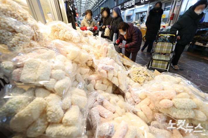 설 연휴를 앞둔 11일 서울 동대문구 청량리종합시장을 찾은 시민들이 장을 보고 있다.