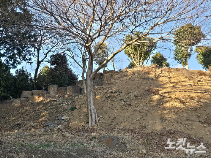 지난달 20일 취재진이 살펴본 A관광농원 산지 훼손 원상복구 현장. 석축이 허물어진 자리에 자갈과 흙이 노출돼 있고 일부 석축은 그대로 남아있다. 이창준 기자