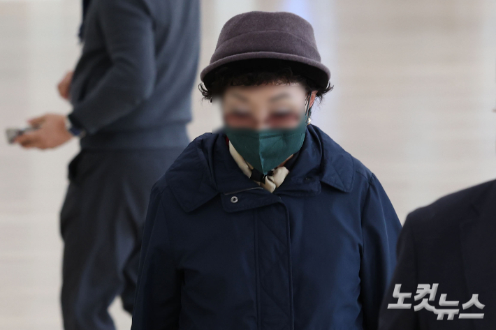 양평 공흥지구 개발 특혜 의혹과 관련해 김건희 씨의 모친 최은순 씨가 지난해 11월 서울 광화문 KT 빌딩에 마련된 김건희특검 사무실에 피의자 신분으로 출석하고 있다. 류영주 기자