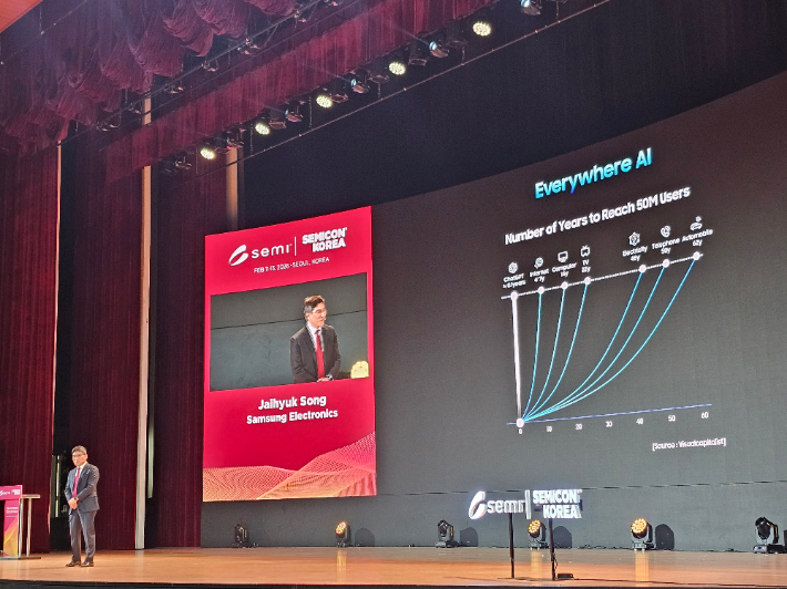 송재혁 삼성전자 최고기술책임자(CTO) 사장이 11일 서울 강남구 코엑스에서 열린 '세미콘코리아 2026'에서 기조연설을 하고 있다. 연합뉴스