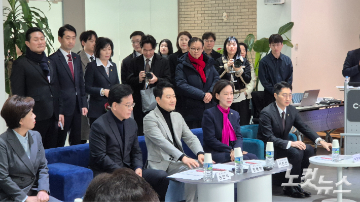 11일 장동혁 대표를 비롯한 국민의힘 지도부가 대구삼성창조경제혁신센터를 찾아 지역 기업들의 요청사항을 들었다. 정진원 기자