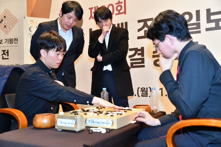 지난달 15일 열린 'LG배'에서 우승한 제자 신민준 9단의 복기에 참여한 이세돌 교수(사진 오른쪽에서 두번째). 한국기원 제공