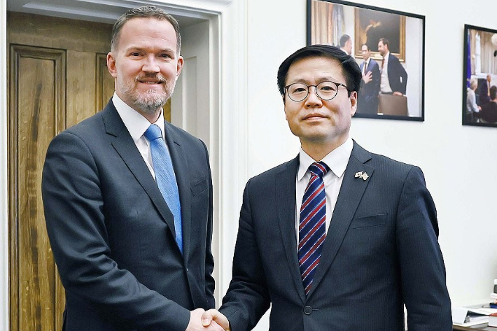 여한구 산업통상부 통상교섭본부장이 지난 1월 13일(현지시간) 미국 워싱턴 DC 미국무역대표부 회의실에서 제이미슨 그리어 미국무역대표부 대표와 면담, 기념 촬영하고 있다. 산업통상부 제공
