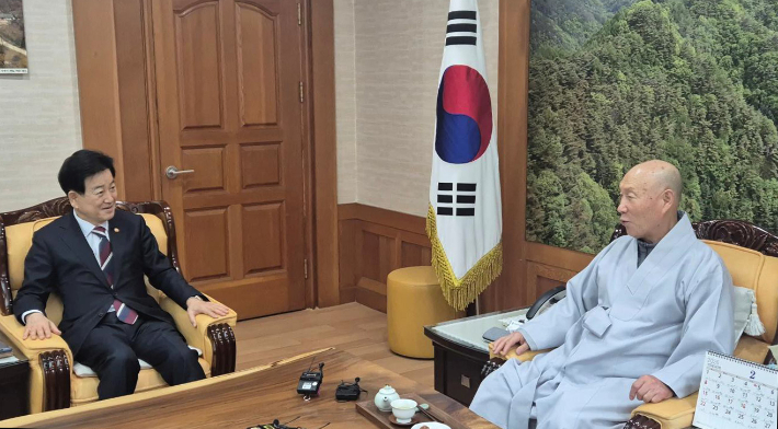 정동영 통일부 장관이 11일 서울 서초구 관문사에서 대한불교천태종 총무원장 덕수스님을 예방하고 있다. 통일부 제공