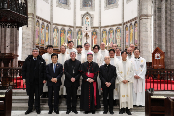 10일 서울 명동성당에서 열린  '민족의 화해와 일치를 위한 미사' 제1500회에서 정순택 대주교(앞줄 가운데)를 비롯한 주한 교황대사 조반니 가스파리 대주교, 최창무 대주교, 정동영 통일부 장관과 참석 내빈들이 기념촬영을 하고 있다. 천주교 서울대교구 제공