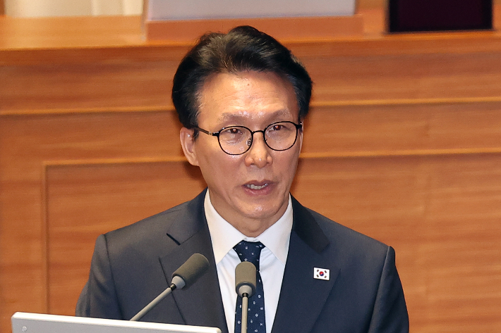 김민석 국무총리가 11일 국회 본회의장에서 열린 교육·사회·문화 분야 대정부질문에서 여야 의원의 질문에 답하고 있다. 연합뉴스