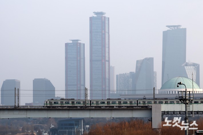 미세먼지로 뿌연 도심