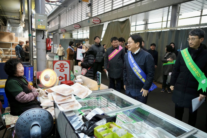 강기정 광주시장, 설 앞두고 말바우시장 방문 민생 점검