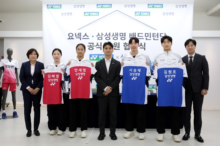 삼성생명 길영아 감독(왼쪽부터), 김혜정, 안세영, 요넥스 김세준 대표, 서승재, 김원호, 정훈민 감독. 요넥스 