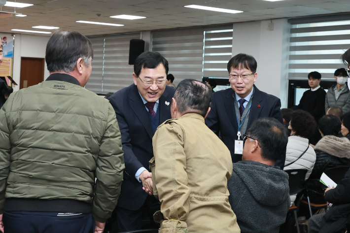 양남면행정복지센터 대회의실에서 열린 현장소통마당에서 주낙영 경주시장이 주민들과 인사를 나누고 있다. 경주시 제공