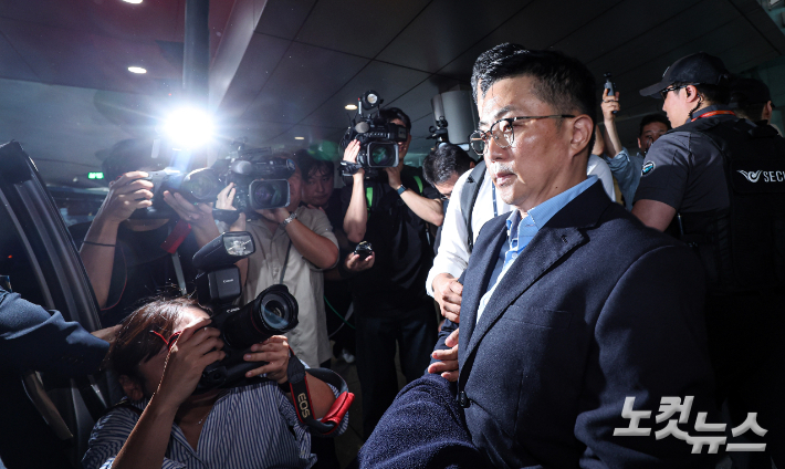 '김건희 집사' 김예성 씨가 지난해 8월 12일 인천국제공항에서 민중기 특별검사팀에 체포된 뒤 광화문 사무실로 압송되고 있다. 영종도=박종민 기자