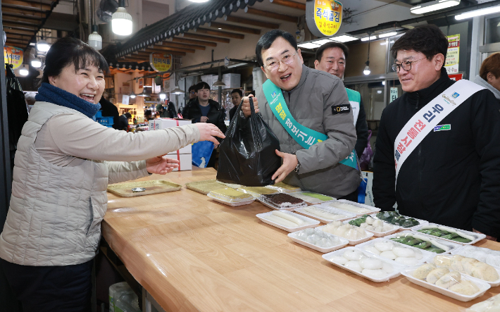주낙영 경주시장이 경주 중앙시장에서 상인들을 격려하며 장보기 행사에 참여하고 있다. 경주시 제공