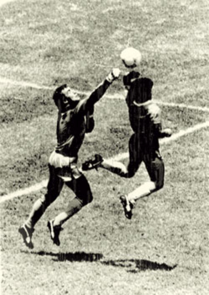 마라도나의 '신의 손' 골 장면. 연합뉴스