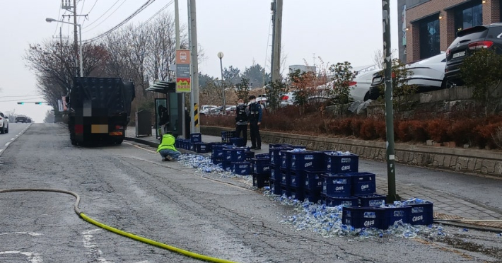 도로에 쏟아진 맥주병. 전북소방본부 제공