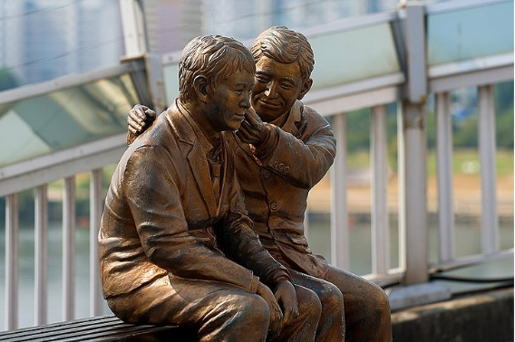 서울 마포 대교에 설치된 '한 번만 더' 동상 모습. 연합뉴스