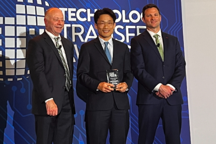 한수원이 10일(현지시간) 美 EPRI에서 주관하는 2025년 TTA에서 증기발생기 검사기술 혁신에 대한 공로를 인정받아 수상했다. 한수원 제공