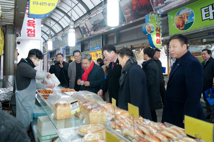 이동협 의장을 비롯한 경주시의회 의원들이 장보기 행사를 갖고 있다. 경주시의회 제공