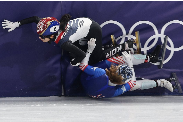 김길리가 넘어진 커린 스토더드와 충돌하고 있다. 연합뉴스