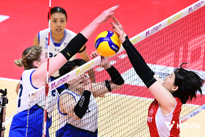 블로킹 하는 박정아. 한국배구연맹