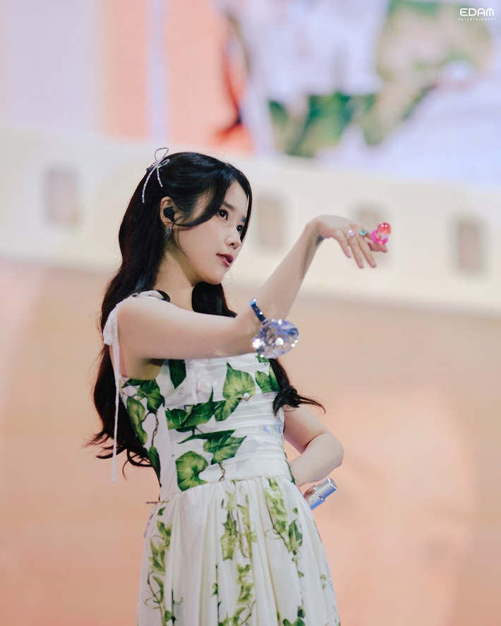 가수 겸 배우 아이유. 이담엔터테인먼트 제공