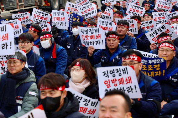 11일 오후 2시 인천 부평의 한국GM 본사 정문에서 한국지엠의 구조조정 저지와 직영정비센터 폐쇄 중단을 위한 민주노총 결의대회가 개최됐다. 금속노조 한국지엠지부 제공