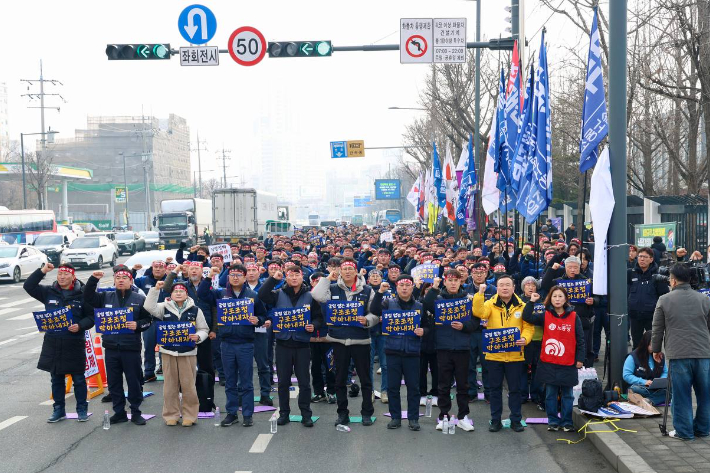 11일 오후 2시 인천 부평의 한국GM 본사 정문에서 한국지엠의 구조조정 저지와 직영정비센터 폐쇄 중단을 위한 민주노총 결의대회가 개최됐다. 금속노조 한국지엠지부 제공