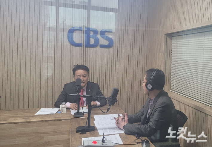 왼쪽부터 김영환 충북지사, 김종현 앵커. 충북CBS