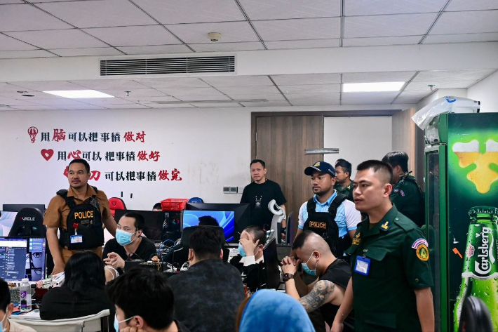 캄보디아 경찰이 남부 시아누크빌 한 카지노의 사기작업장을 단속하는 모습. 연합뉴스