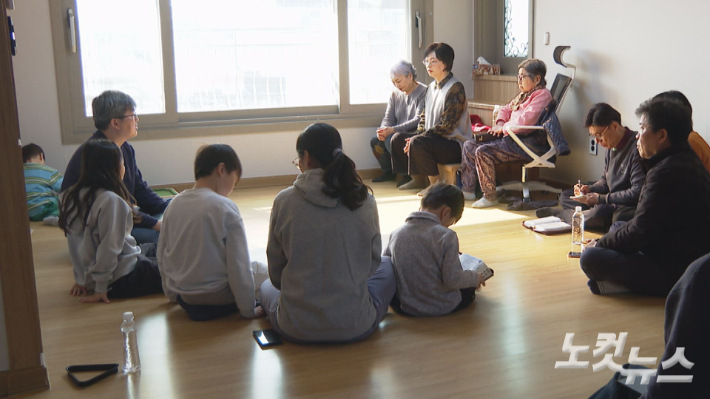 화재 이후 긴급 거처로 마련한 가정에서 예배를 드리고 있는 행복한교회의 지난 주일예배 모습. 오요셉 기자
