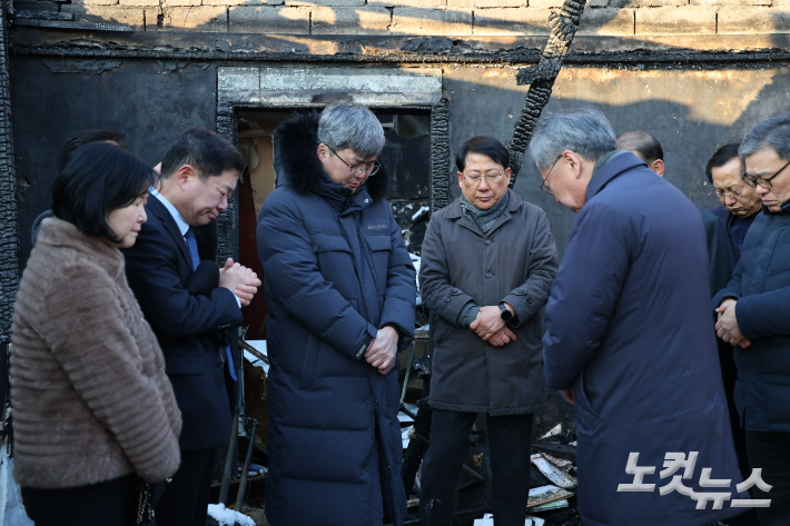 기독교대한감리회 김정석 감독회장은 최근 화재가 발생한 경기도 연천군의 '행복한교회'를 찾아 교우들을 위로했다. 감리교 제공