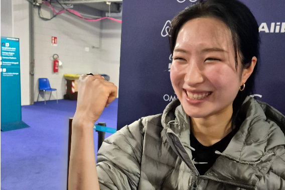 11일(현지시간) 이탈리아 밀라노 아이스스케이팅 아레나에서 쇼트트랙 김길리가 훈련을 마친 뒤 믹스존에서 취재진과 인터뷰를 하며 팔꿈치 부상을 보여주고 있다. 연합뉴스