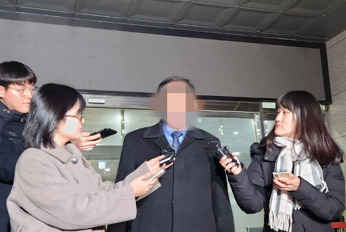 취재진 질문 받는 양모 전 서울시의장. 연합뉴스