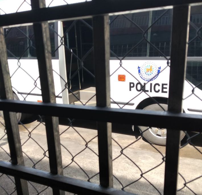 선호씨가 경찰 구조 당시 단지 내부에서 찍은 사진. 밖에는 경찰 차량이 도착해있다. 선호씨 제공