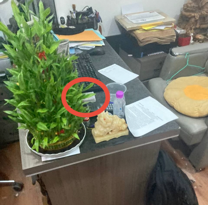 선호씨가 시아누크빌 경찰서에서 직접 찍은 사진. 테이블 위에 달러 뭉치가 놓여져 있다. 선호씨 제공