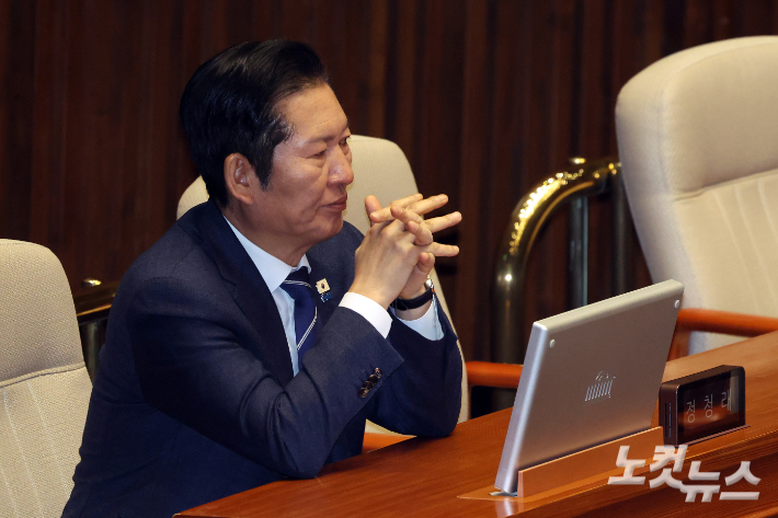 11일 서울 여의도 국회에서 열린 제432회국회(임시회) 제6차 본회의에서 더불어민주당 정청래 대표가 생각에 잠겨있다. 윤창원 기자