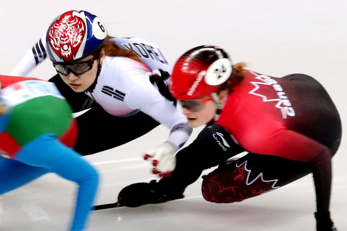 2018 평창 동계올림픽 여자 500m 결승에서 맞붙은 최민정과 킴 부탱. 