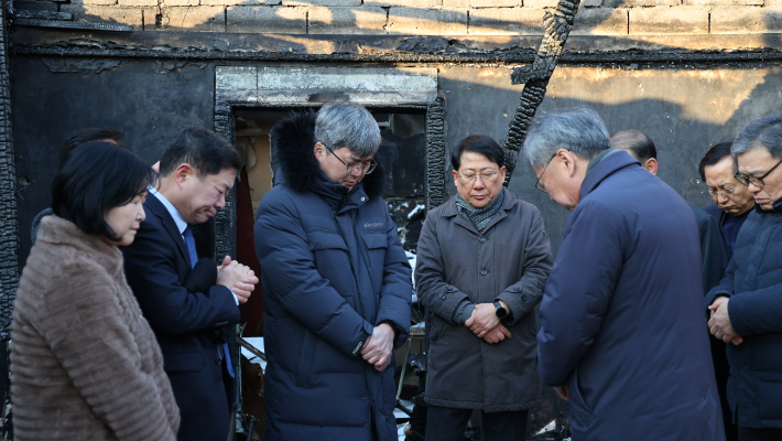 기독교대한감리회 김정석 감독회장은 최근 화재가 발생한 경기도 연천군의 '행복한교회'를 찾아 교우들을 위로했다. 감리교 제공