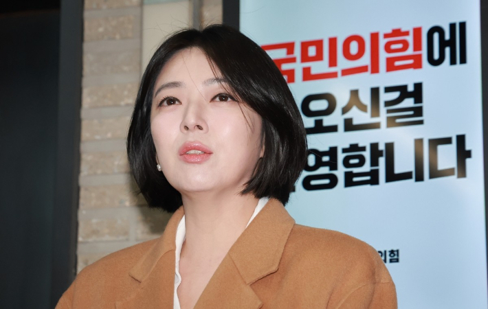 국민의힘 배현진 의원이 11일 서울 여의도 국민의힘 중앙당사에서 열린 중앙윤리위원회에 출석하며 입장을 밝히고 있다.     당 중앙윤리위는 서울시당위원장인 배 의원이 한동훈 전 대표 제명 반대 입장을 서울시당 전체 의사인 것처럼 외부에 알렸다는 이유 등으로 징계 절차를 개시한 바 있다. 연합뉴스