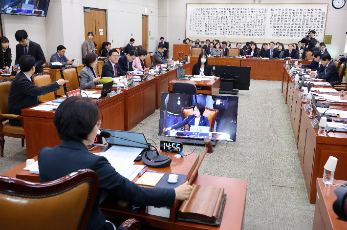 추미애 법사위원장이 11일 국회에서 열린 법제사법위원회 전체회의에서 의사봉을 두드리고 있다. 연합뉴스