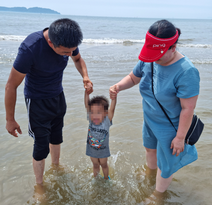 선호씨 아들과 선호씨 부모님이 함께 찍은 사진. 선호씨 아버지 제공