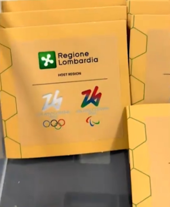 스페인 피겨스케이팅 아이스댄스 국가대표 올리비아 스마트가 공개한 올림픽 콘돔의 모습. 올리비아 스마트 틱톡 캡처