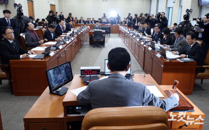 12일 국회에서 열린 대미투자특별법 대미투자특별법 특별위원회 첫 전체회의에서 김상훈 위원장이 의사봉을 두드리고 있다.