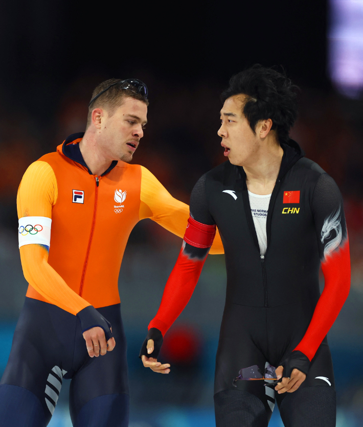 2026 밀라노·코르티나담페초동계올림픽 스피드 스케이팅 남자 1000m 11조 경기 후 베네르마스(왼쪽)가 렌쯔원에게 항의하고 있다. 연합뉴스 