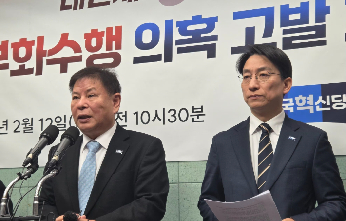 조국혁신당 정도상 전북도당위원장이 12일 전북도의회에서 기자회견을 하고 있다. 최명국 기자