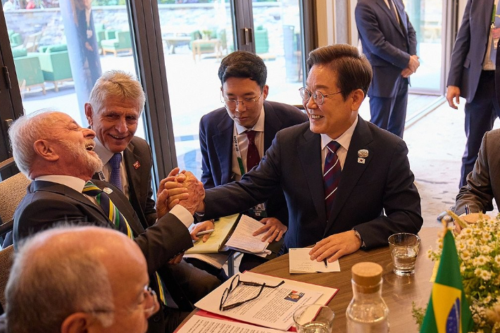 이재명 대통령과 루이스 이나시우 룰라 다시우바 브라질 대통령이 지난해 6월 17일(현지시간) 캐나다 앨버타주 캐내내스키스 주요 7개국(G7) 정상회의장에서 한·브라질 정상회담을 하고 있다. 연합뉴스