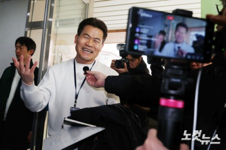 이재명 대통령과 김현지 청와대 제1부속실장에 대한 허위 사실을 유포한 혐의로 고발된 한국사 강사 출신 보수 유튜버 전한길 씨가 12일 오전 서울 동작경찰서에 피의자 신분으로 출석하고 있다.